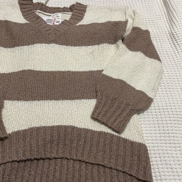 NWT- Hippie Rose - XS. Relaxed V Cut Striped Sweater - Picture 4 of 8